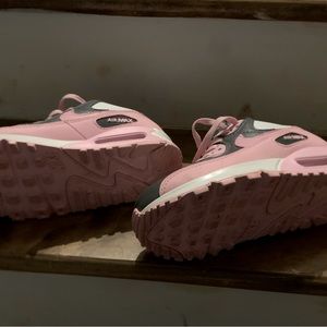 I’m selling this pair of tennis shoes for girls